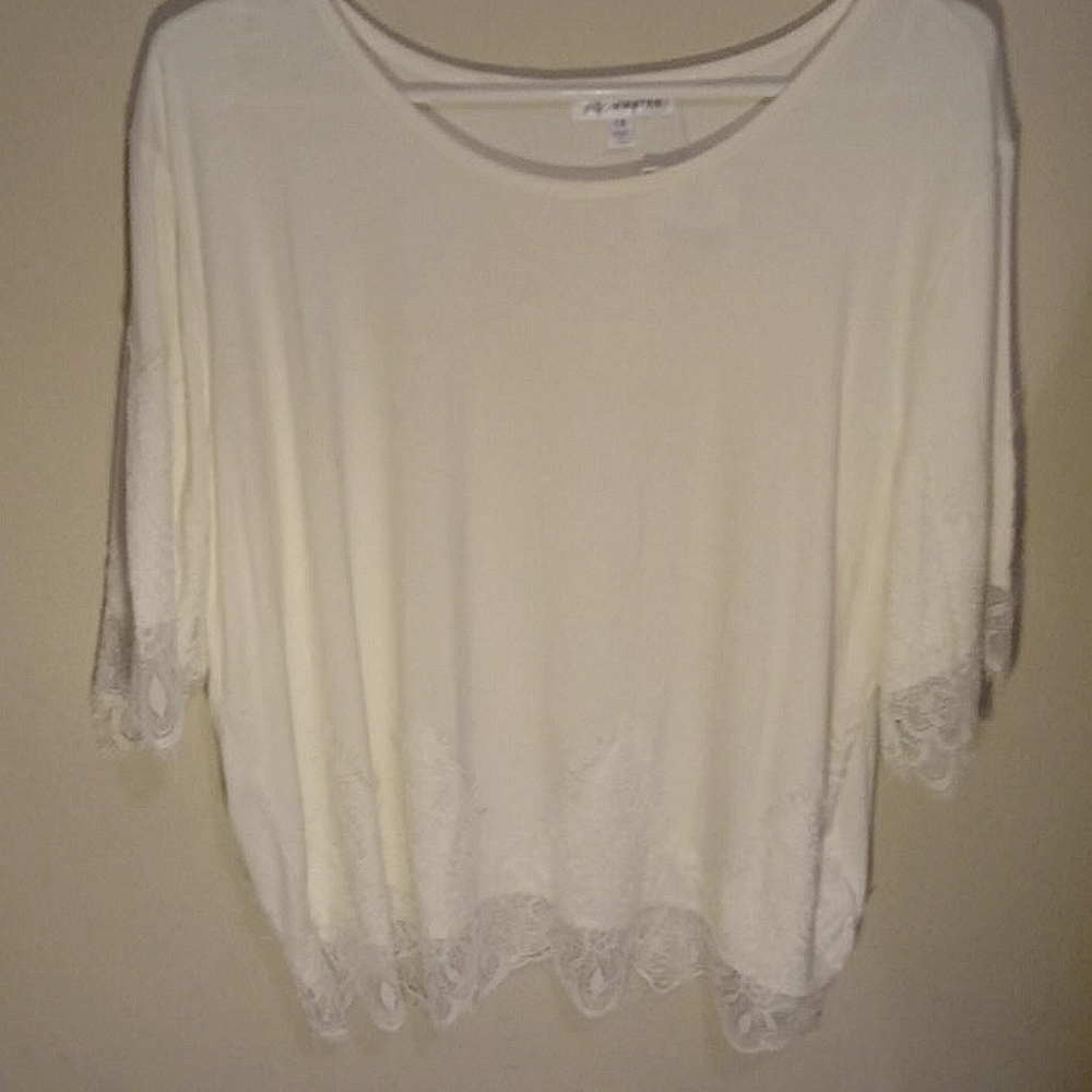 Top White Blouse | Roommates